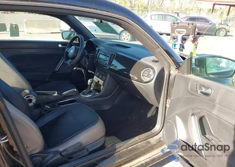 2015 Volkswagen Beetle 1.8T Fleet Edition z USA, uszkodzony, nr VIN 3VWF17AT5FM640751